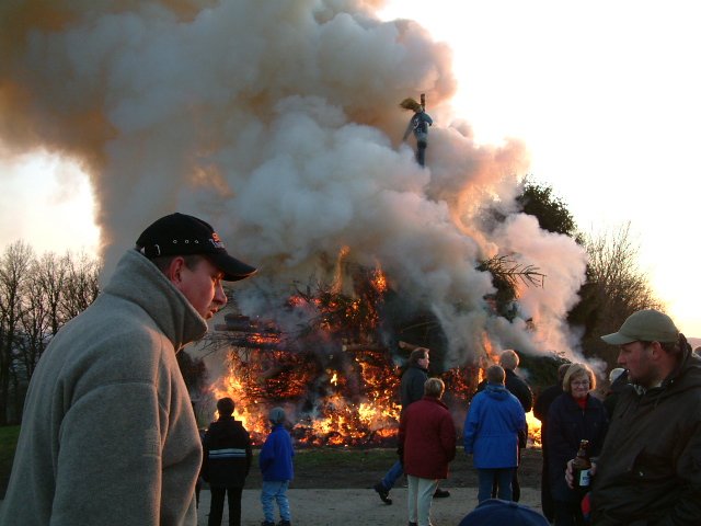 Osterfeuer 2004 11.04.04 Sonntags (4)